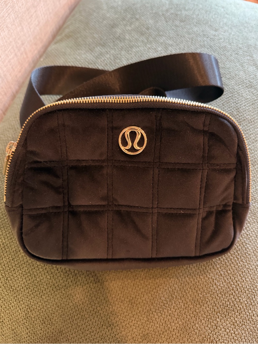 Lululemon Quilted Velour Camera Bag 2L Black Gold Fanny Pack Waist Bag